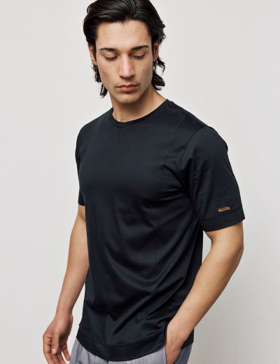 Μαύρη κοντομάνικη σατέν μπλούζα με διακοσμητικές ραφές