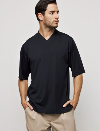 Μαύρη κοντομάνικη σατέν μπλούζα με ιδιαίτερη λαιμόκοψη